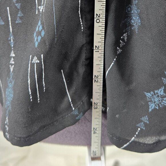 810-47 Torrid Black Geometric Arrow Print V-Neck Top Size 0 (Large 12) - Picture 10 of 10